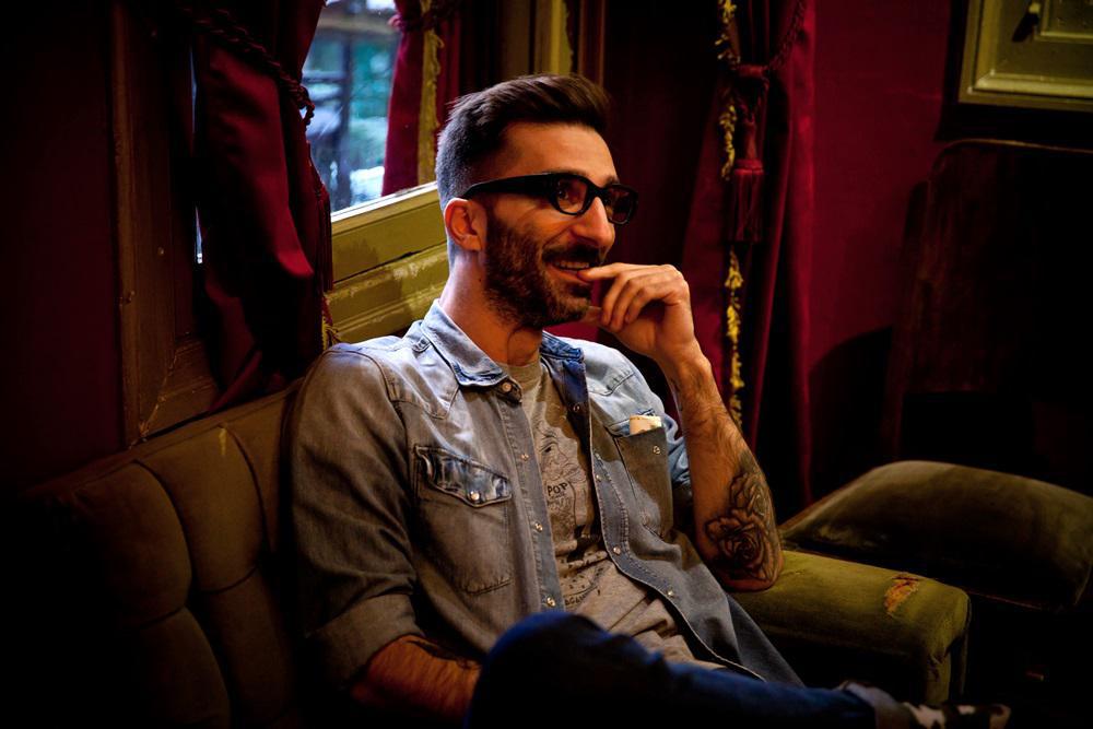 Journalist working at popaganda.gr, Athens, Greece, December 2015 / ÄçìïóéïãñÜöïò ôçò popaganda.gr, ÁèÞíá, ÄåêÝìâñéïò 2015