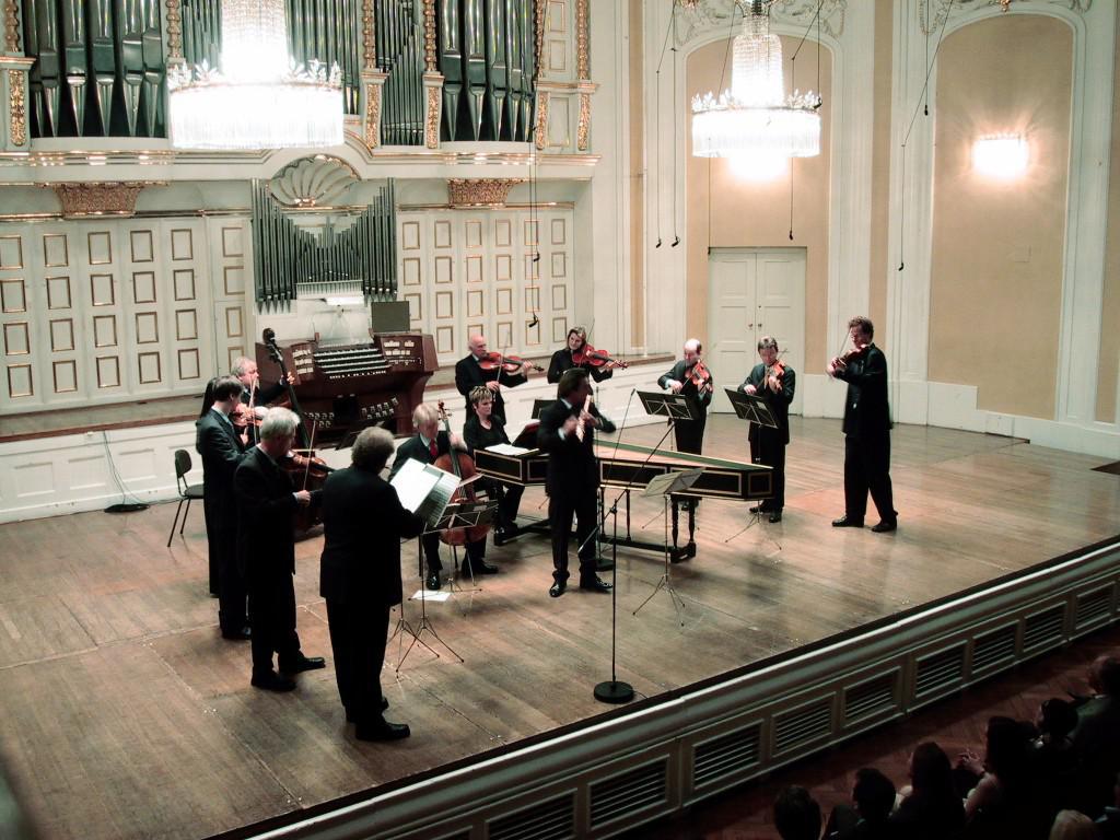 Mozarteum_grosser_saal_buehne_mit_orchester