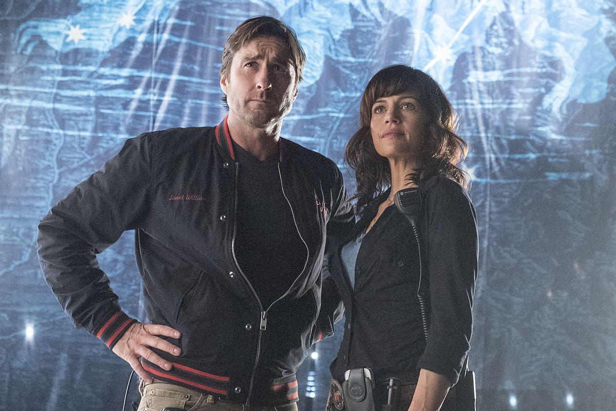 Luke Wilson as Bill and Carla Gugino as Shelli in Roadies (pilot). - Photo: Katie Yu/SHOWTIME - Photo ID: Roadies101_Pilot_0307