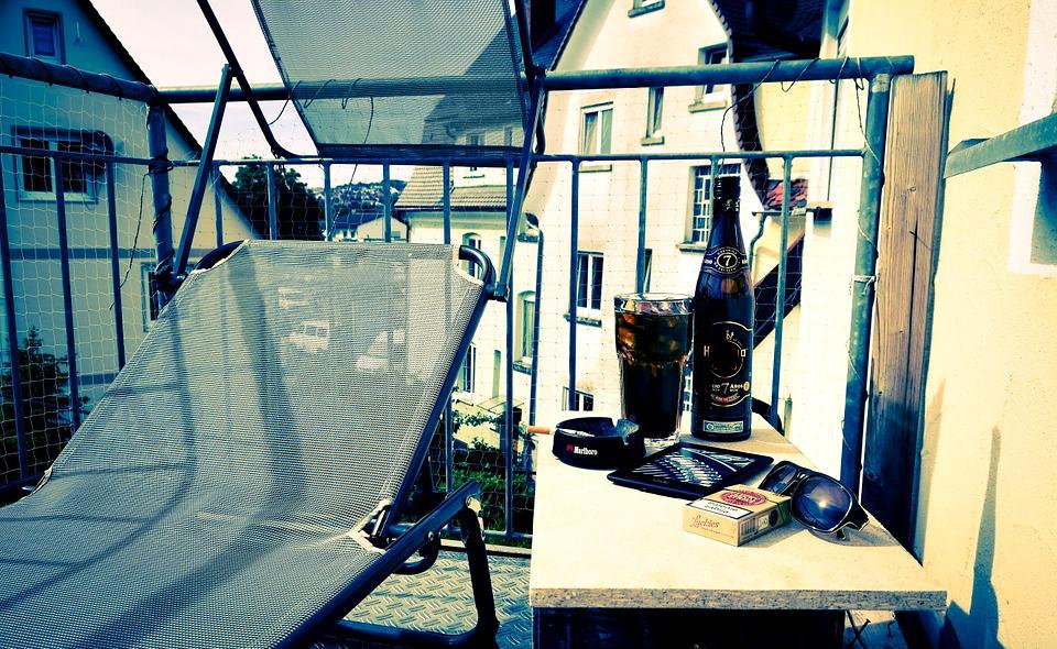 balcony-503714_960_720