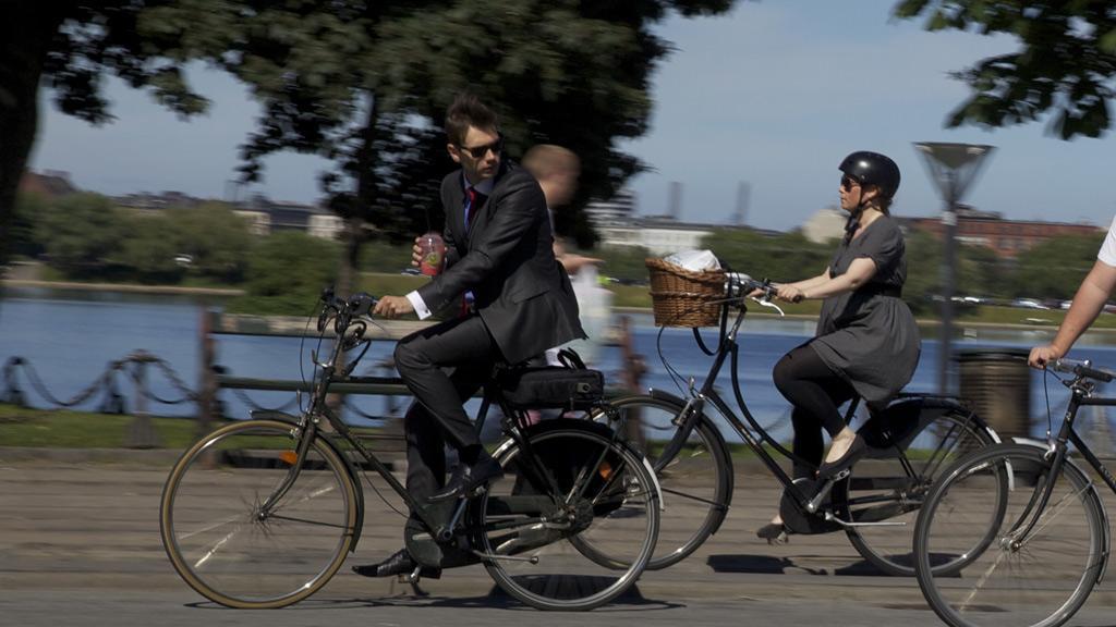 copenhagen-cycling-businessmann