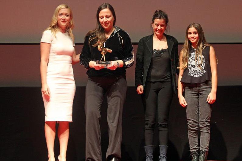 ÔÅËÅÔÇ ËÇÎÇÓ 57ïõ ÖÅÓÔÉÂÁË ÊÉÍÇÌÁÔÏÃÑÁÖÏÕ ÈÅÓÓÁËÏÍÉÊÇÓ / BÑÁÂÅÉÁ ÊÏÉÍÏÕ FISCHER - Ôï âñáâåßï Êïéíïý FISCHER ãéá ôáéíßá ôïõ Äéåèíïýò Äéáãùíéóôéêïý ôïõ 57ïõ ÖåóôéâÜë ÊéíçìáôïãñÜöïõ Èåóóáëïíßêçò, áðïíÝìåôáé óôçí ôáéíßá: ÓÔÇÍ ÇËÉÊÉÁ ÌÏÕ ÁÊÏÌÁ ÊÑÕÂÏÌÁÉ ÃÉÁ ÍÁ ÊÁÐÍÉÓÙ / A MON AGE JE ME CACHE ENCORE POUR FUMER / I STILL HIDE TO SMOKE, ÑéÜíá / Rayhana, Ãáëëßá – ÅëëÜäá – Áëãåñßá, 2016