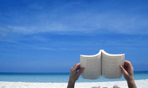 διαβάζοντας-στην-παραλία-12468