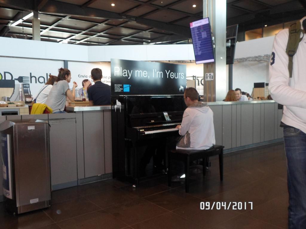 ένα-πιάνο-στο-αεροδρόμιο-187518
